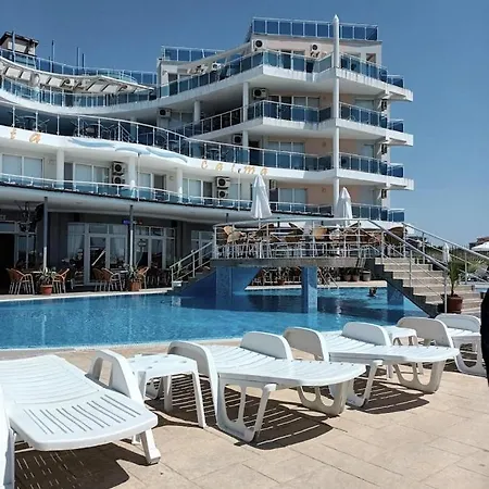 Apartment 1-bed Modern Sea View In